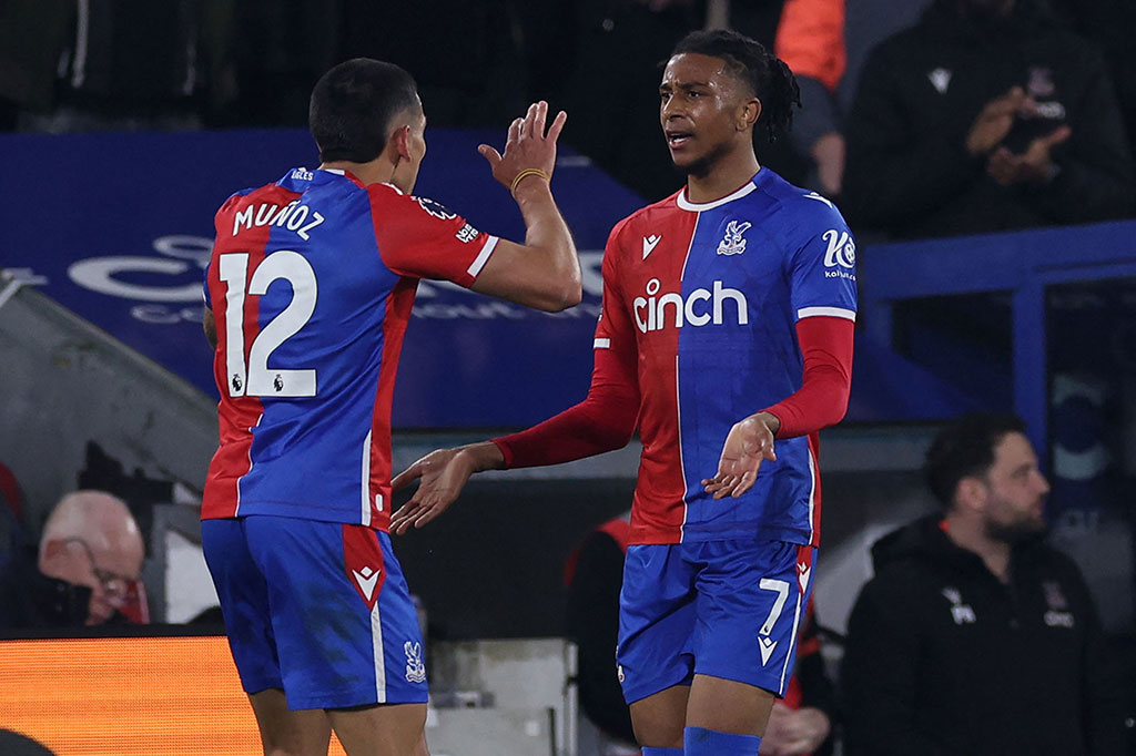 Palace berhasil membuka keunggulan pada menit ke-12. Gol berawal dari umpan Daniel Munoz yang dapat diterima Michael Olise yang kemudian melepaskan tendangan kaki kiri untuk mengubah skor menjadi 1-0.