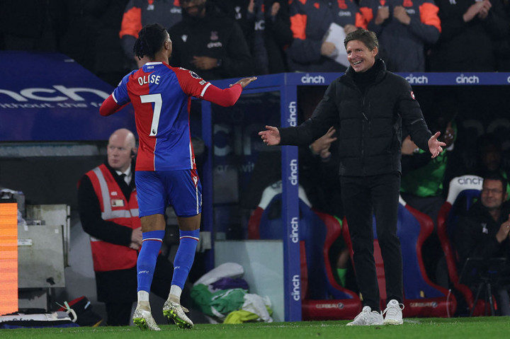 Skuad asuhan Oliver Glasner mampu menambah keunggulan menjadi 4-0 pada menit 67 setelah umpan Munoz dapat diselesaikan dengan baik oleh tendangan Olise.