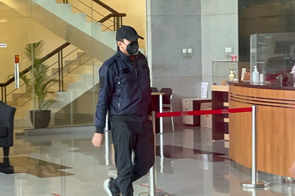 Bupati Sidoarjo Ahmad Muhdlor Ali memenuhi panggilan penyidik Komisi Pemberantasan Korupsi (KPK), Selasa, 7 Mei 2024. Dia akan diperiksa dalam penyidikan kasus dugaan korupsi di Badan Pelayanan Pajak Daerah (BPPD) Kabupaten Sidoarjo.