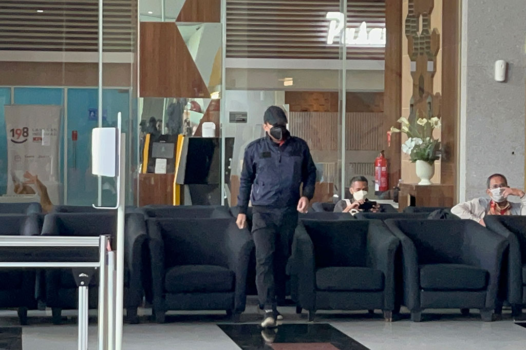 Muhdlor hadir mengenakan pakaian serba hitam dilengkapi dengan topi dan memakai masker ke Gedung Merah Putih KPK. Dia tidak memberikan komentar apapun atas kehadirannya tersebut.