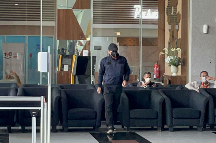 Muhdlor hadir mengenakan pakaian serba hitam dilengkapi dengan topi dan memakai masker ke Gedung Merah Putih KPK. Dia tidak memberikan komentar apapun atas kehadirannya tersebut.