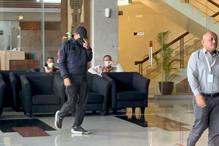 Muhdlor sempat menunggu lama di lobi Gedung Merah Putih KPK sebelum dipanggil penyidik. Saat ini, dia sudah naik ke lantai dua untuk memberikan keterangan di ruang pemeriksaan.