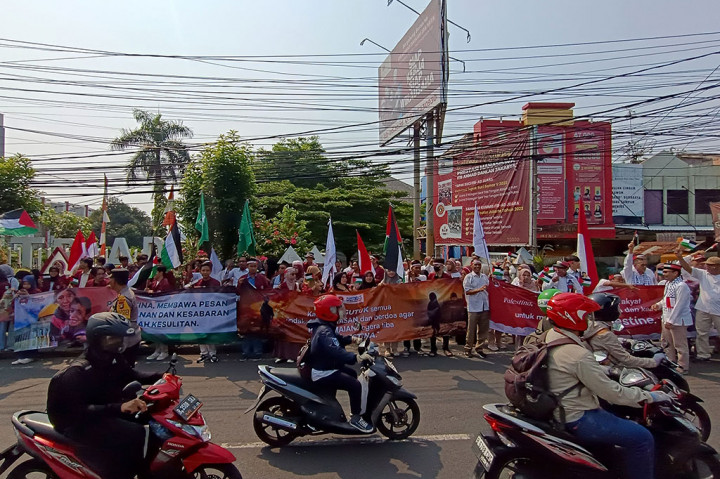Puluhan mahasiswa Universitas Muhammadiyah Jakarta (UMJ) menggelar aksi bela Palestina di depan Kampus UMJ, Ciputat, Tangerang Selatan, Banten, Selasa, 7 Mei 2024.