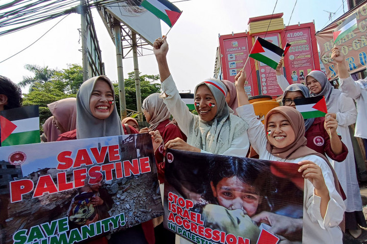 Aksi tersebut digelar sebagai bentuk dukungan kepada rakyat Palestina serta mengecam tindakan kekerasan yang dilakukan di Israel dengan menyerang rakyat sipil. 