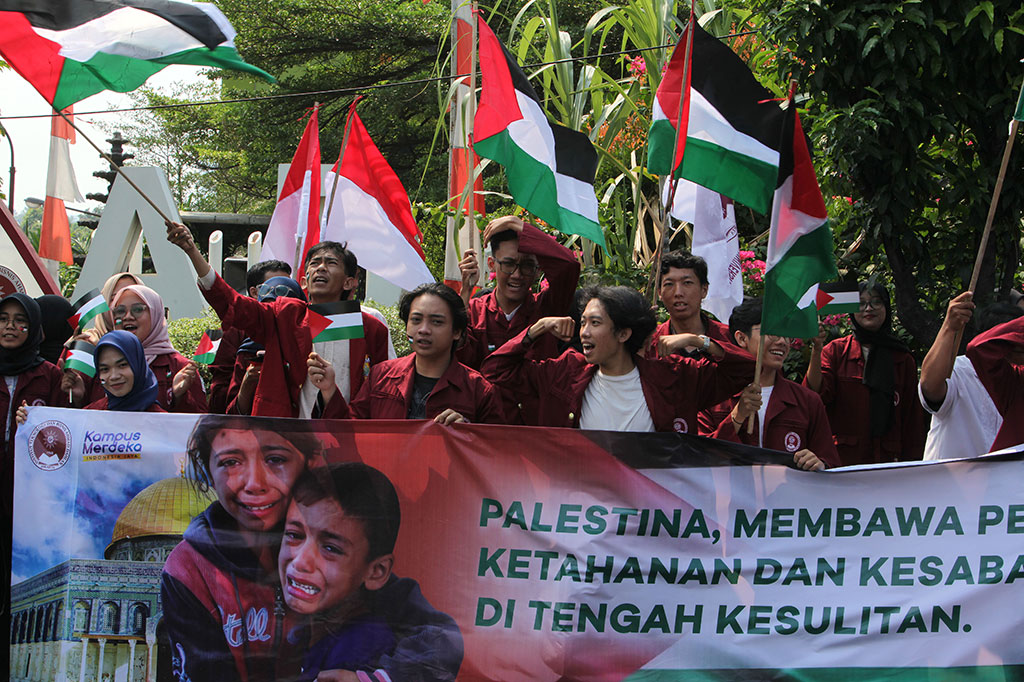 Menurut Rektor UMJ Prof Ma'mun Murod, aksi tersebut mendapat dukungan dari Pimpinan Pusat Muhammadiyah, termasuk di dalamnya Majelis Dikti Litbang PP Muhammadiyah. 