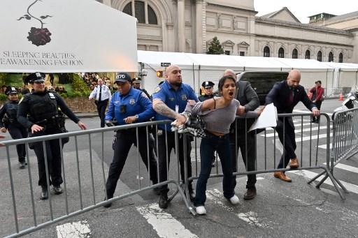 Protes hari Senin tampaknya tidak ada hubungannya dengan demonstrasi yang mengguncang kampus Columbia, yang berpuncak pada universitas tersebut memanggil polisi untuk membubarkan mahasiswa yang melakukan protes.