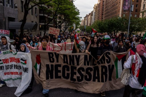 Para pengunjuk rasa berkumpul di dekat Met Gala di New York, Senin, 6 Mei 2024, dalam aksi menentang invasi Israel di Palestina. Beberapa pengunjuk rasa ditangkap polisi.