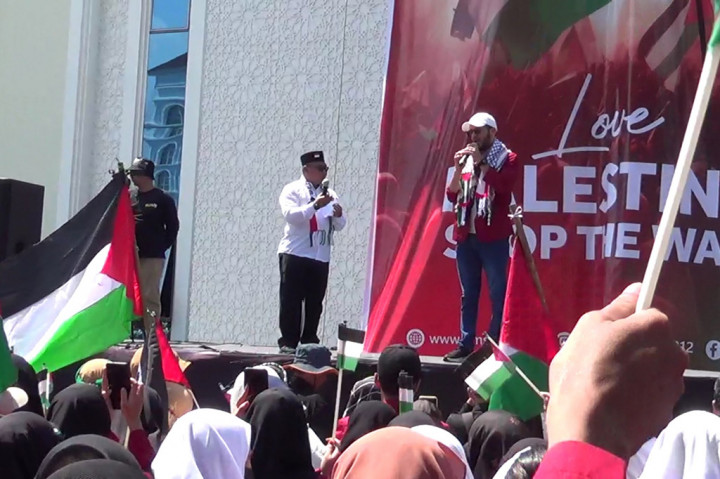 Dalam aksinya, mereka mengutuk keras agresi militer Israel, yang berlangsung sejak 7 Oktober lalu. Agresi militer Israel telah mengakibatkan korban meninggal 35 ribu orang, serta sekitar 77 ribu orang terluka.