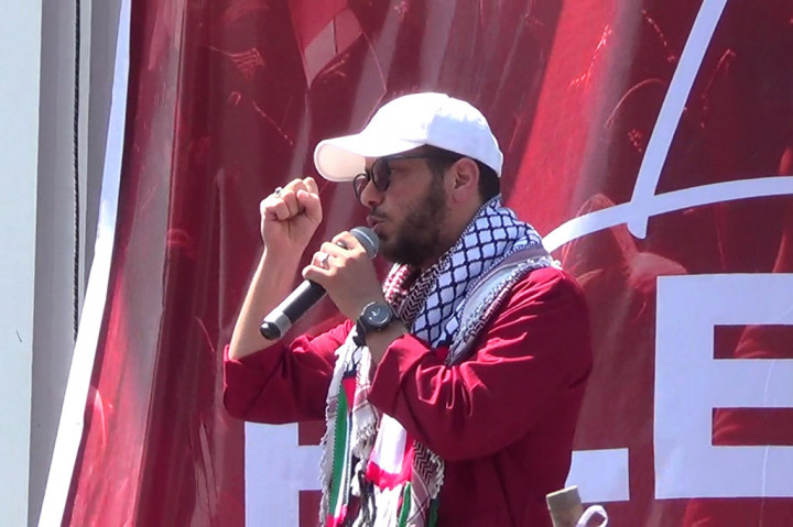 Dalam aksi unjuk rasa ini diwarnai pembentangan banner raksasa ukuran 12 kali 8 meter, yang dilakukan mahasiswa pecinta alam kampus Umsida. Banner tersebut dibentangkan dari atas masjid di dalam kampus.