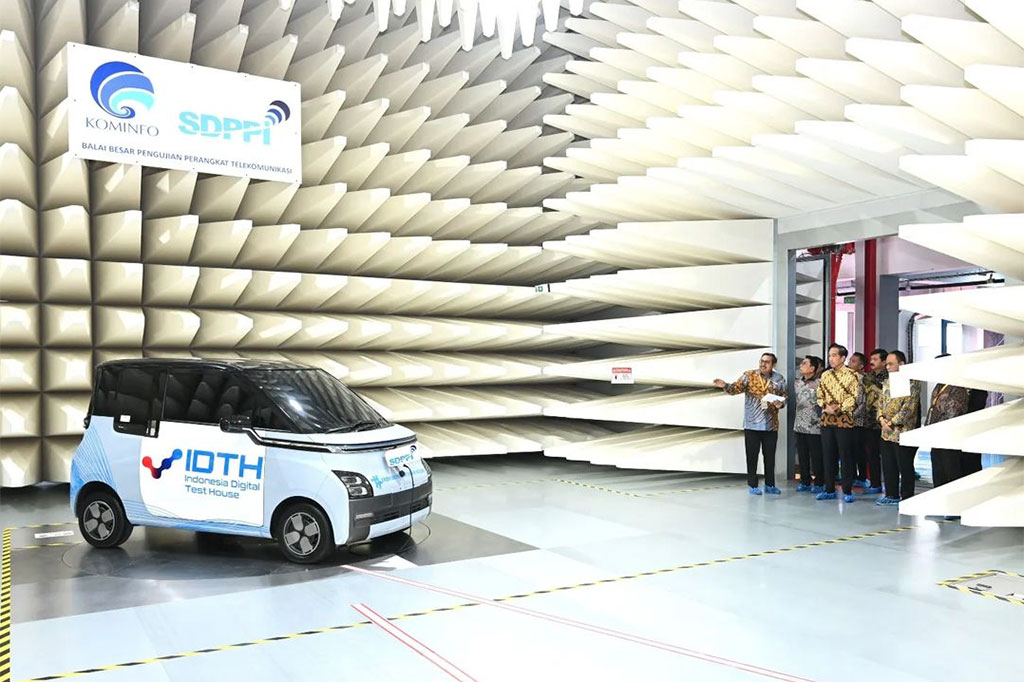 Presiden mengatakan Indonesia hingga saat ini telah memiliki lima perusahaan yang memproduksi mobil listrik serta 59 perusahaan yang memproduksi sepeda motor listrik.