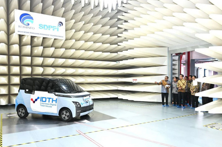 Presiden mengatakan Indonesia hingga saat ini telah memiliki lima perusahaan yang memproduksi mobil listrik serta 59 perusahaan yang memproduksi sepeda motor listrik.