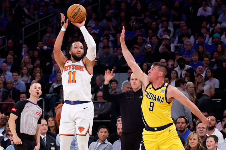 Brunson membawa Knicks menang dengan skor akhir 121-117 atas Pacers, sekaligus menjadi pemain keempat dalam sejarah NBA yang mencatat 40 poin atau lebih dalam empat laga berturut-turut di babak playoff, setara dengan capaian Jerry West, Michael Jordan, dan Bernard King.