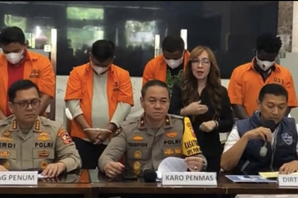 Himawan mengatakan tersangka pertama ialah CO alias O yang merupakan warga negara Nigeria dan menjadi otak penipuan. O memerintahkan tersangka L dan E mencari orang untuk membuat perusahaan bernama Huttons Asia International.