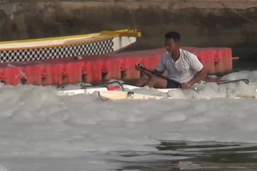 Terlihat busa banyak mengumpul di pintu air Weir 3 Marunda. Busa keluar dari arah pintu air yang tidak terbuka secara penuh dan juga menutupi permukaan air.