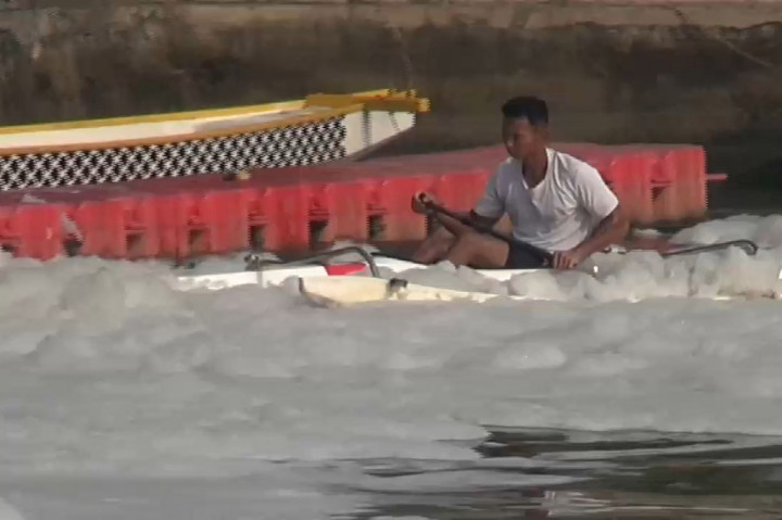Terlihat busa banyak mengumpul di pintu air Weir 3 Marunda. Busa keluar dari arah pintu air yang tidak terbuka secara penuh dan juga menutupi permukaan air.