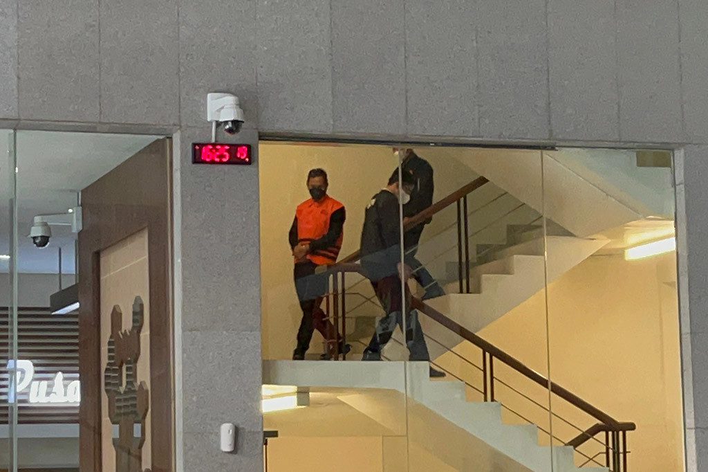 Komisi Pemberantasan Korupsi (KPK) menahan Bupati Sidoarjo Ahmad Muhdlor Ali hari ini, 7 Mei 2024. Upaya paksa itu dilakukan usai penyidik memeriksanya dalam kasus dugaan pemotongan dana ASN di wilayahnya.