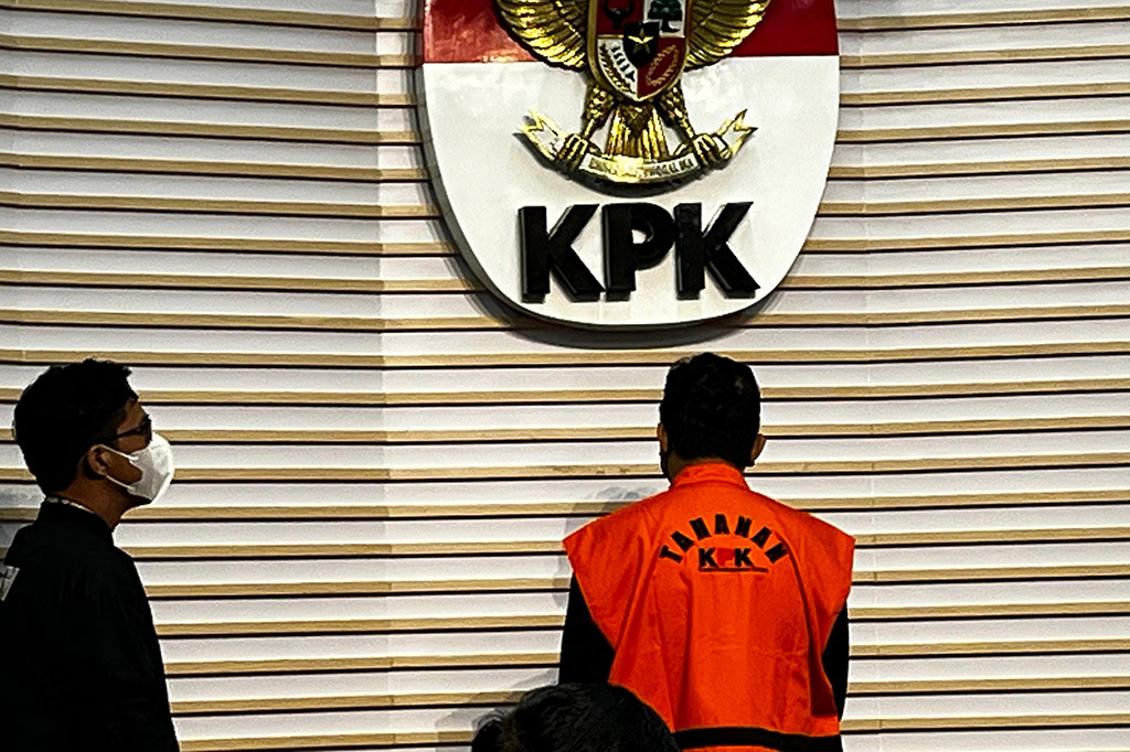 Penahanan itu dilakukan setelah Muhdlor dua kali mangkir dari panggilan penyidik. Upaya paksa ini dilakukan setelah bupati Sidoarjo itu menghadiri pemeriksaan dengan sukarela.