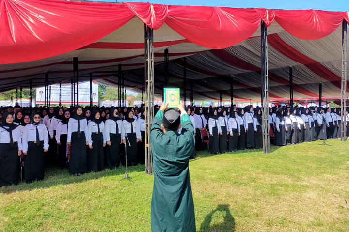 Bupati Tasikmalaya, Ade Sugianto mengatakan, pelantikan kepada 2.466 orang tenaga guru fungsional, kesehatan dan teknis menjadi pegawai pemerintah dengan perjanjian kerja (PPPK) berdasarkan Undang Undang nomor 5 tahun 2014 tentang aparatur sipil negara (ASN) dan mereka sudah menjadi pegawai berkedudukan sama dengan Aparatur Sipil Negara lainnya.