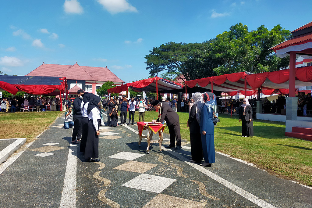 Sebanyak 2.466 orang tenaga guru fungsional, kesehatan dan teknis dilantik menjadi pegawai pemerintah dengan perjanjian kerja (PPPK) yang dilakukan di Lapangan Upacara belakang kantor Setda Jalan Bojongkoneng, Kecamatan Singaparna, Kabupaten Tasikmalaya, Jawa Barat. Pengangkatan tenaga guru fungsional, kesehatan dan teknis tersebut, dilakukannya untuk memenuhi kebutuhan di sekolah.