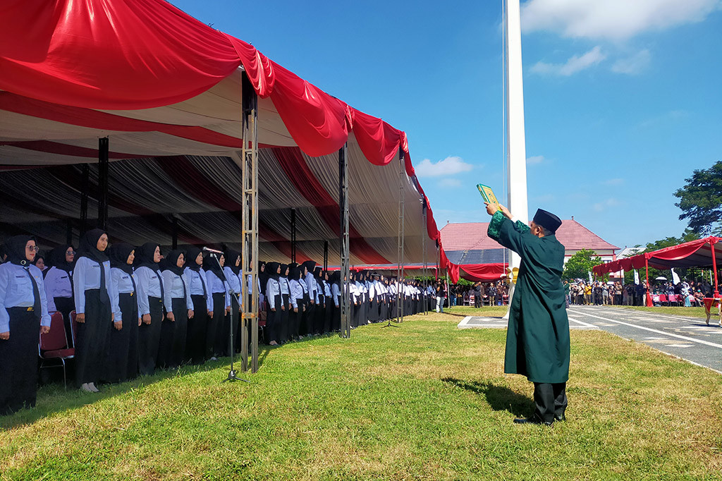 Ia mengatakan, pengangkatan pegawai pemerintah dengan perjanjian kerja (PPPK) pada tahun 2024 telah menyiapkan anggaran Rp 80 miliar yang bersumber dari APBD dan berterima kasih kepada para guru fungsional, kesehatan dan teknis yang telah memberikan dedikasi luar biasa dan mengapresiasi kepada para guru non-pegawai negeri sipil (PNS), yang memiliki honor kurang lebih Rp 300 ribu per bulan. Namun, dengan pengangkatan pegawai pemerintah dengan perjanjian kerja (PPPK) diharapkan guru akan mendapatkan gaji yang lebih layak.