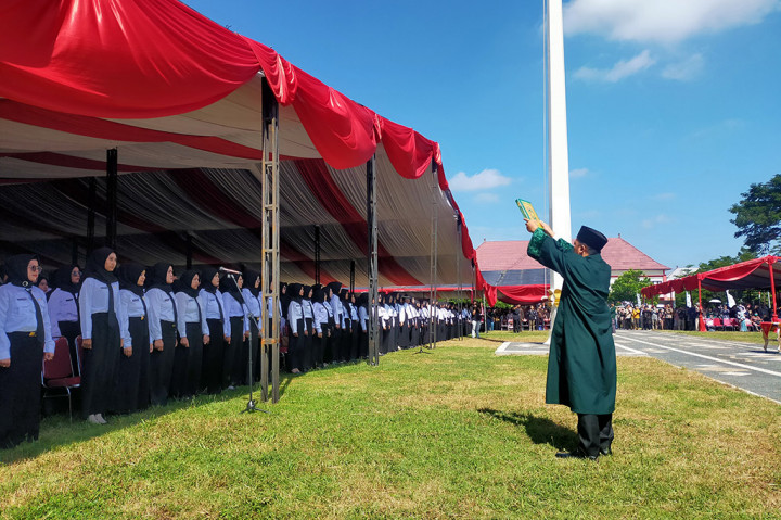 Ia mengatakan, pengangkatan pegawai pemerintah dengan perjanjian kerja (PPPK) pada tahun 2024 telah menyiapkan anggaran Rp 80 miliar yang bersumber dari APBD dan berterima kasih kepada para guru fungsional, kesehatan dan teknis yang telah memberikan dedikasi luar biasa dan mengapresiasi kepada para guru non-pegawai negeri sipil (PNS), yang memiliki honor kurang lebih Rp 300 ribu per bulan. Namun, dengan pengangkatan pegawai pemerintah dengan perjanjian kerja (PPPK) diharapkan guru akan mendapatkan gaji yang lebih layak.