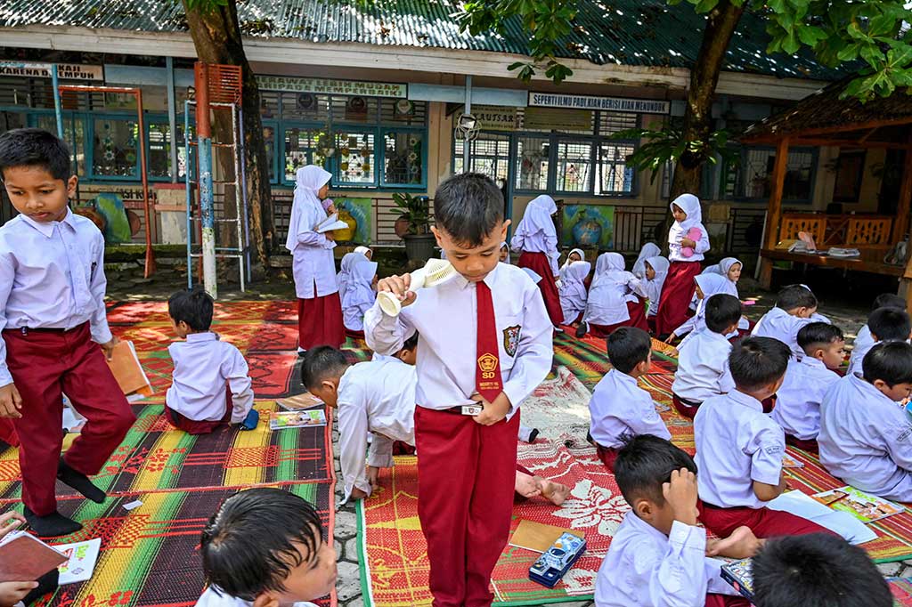 Sekolah Dasar Negeri (SDN) 16 Kota Banda Aceh, Aceh menginisiasi proses belajar di ruang terbuka, sebagai langkah menghadapi cuaca ekstrem (suhu panas) yang terus melanda Indonesia, termasuk Aceh.