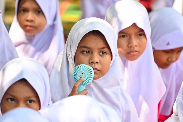 Tidak hanya sistem belajar di ruang terbuka, pihaknya juga memungkinkan siswa untuk membawa kipas angin portable sebagai langkah adaptasi jika suhu panas terus meningkat. Dirinya menekankan, pola tersebut sangat penting dilakukan untuk menjaga proses pembelajaran tetap berjalan efektif di tengah kondisi cuaca ekstrem seperti ini.