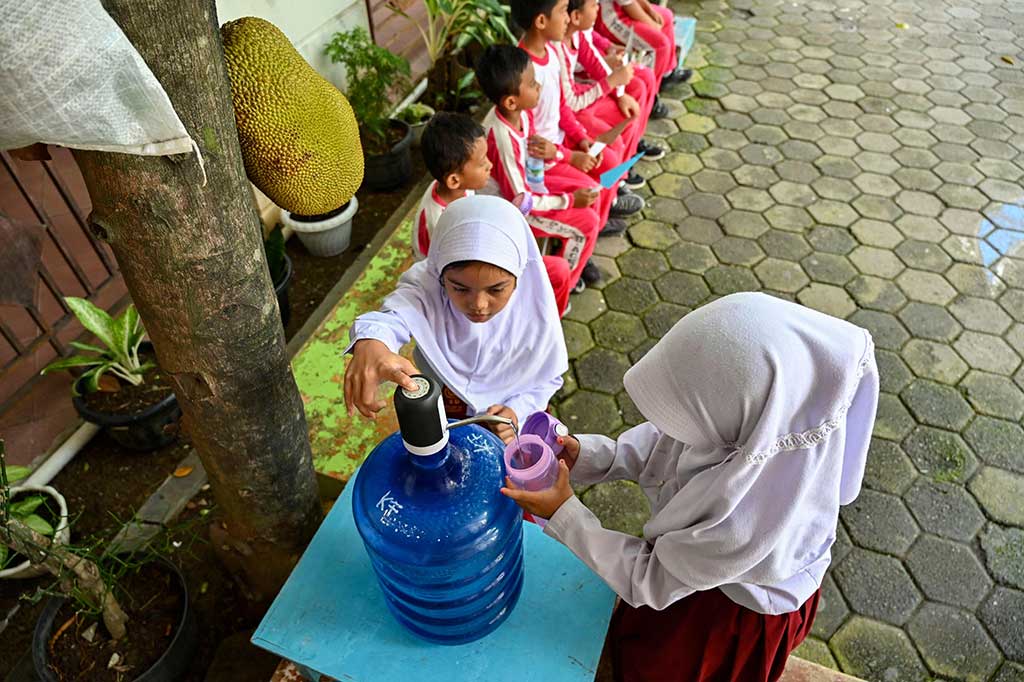 Selain itu, kata Sarniyati, sekolah juga telah menyediakan galon air mineral isi ulang untuk beberapa titik di luar kelas, seperti taman area bermain, serta ruang baca terbuka.