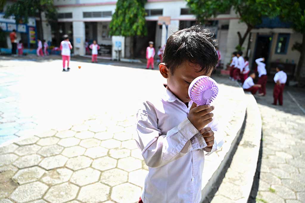 Tak hanya itu, lanjut dia, semua jendela kelas juga sengaja dibuka untuk meningkatkan sirkulasi udara, diharapkan dapat menurunkan suhu ruangan serta memberikan kenyamanan maksimal bagi siswa.