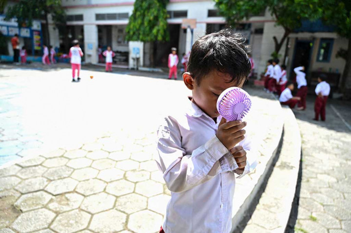 Tak hanya itu, lanjut dia, semua jendela kelas juga sengaja dibuka untuk meningkatkan sirkulasi udara, diharapkan dapat menurunkan suhu ruangan serta memberikan kenyamanan maksimal bagi siswa.