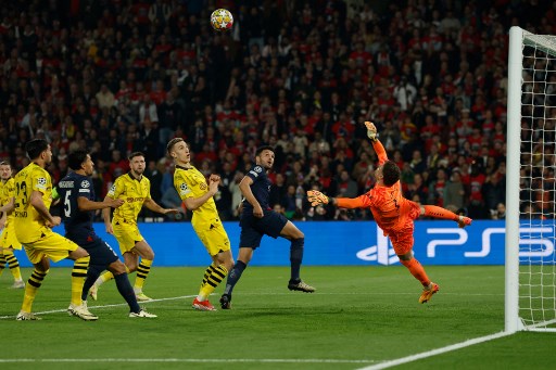 Jual beli serangan terjadi di laga antara PSG melawan Borussia Dortmund di tadion Parc des Princes, Paris, Rabu, 8 Mei 2024 dini hari WIB. Beberapa peluang tercipta, namun tidak ada satu pun yang berbuah go. Skor 0-0 bertahan hingga babak pertama selesai.