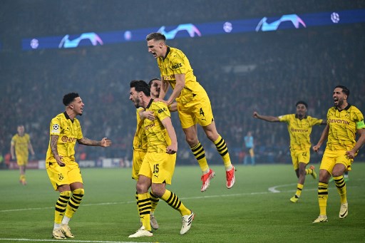Dortmund justru mampu mencuri keunggulan terlebih dahulu setelah umpan sepak pojok Julian Brandt dapat disambut sundulan Mats Hummels yang berbuah gol sehingga skor berubah menjadi 1-0 pada menit 50.