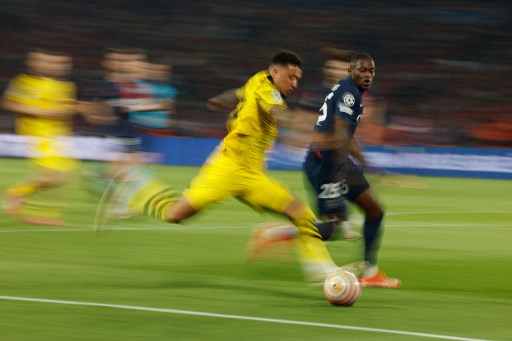 Tertinggal, PSG semakin gencar menggempur lini pertahanan Dortmund dan memberikan ancaman lewat tendangan Nuno Mendes yang masih membentur tiang gawang.