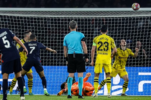 Selanjutnya giliran Kylian Mbappe yang menciptakan peluang untuk PSG, namun dua kali tendangan yang ia lepaskan menyamping dan membentur mistar gawang.