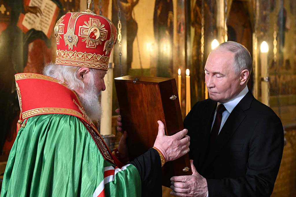 Putin diberkati oleh pemimpin Gereja Ortodoks, Patriark Kirill. “Semoga Tuhan membantu Anda terus menjalankan pengabdian Anda yang telah dia percayakan kepada Anda,” kata pemimpin Ortodoks itu. Dia membandingkan Putin dengan penguasa abad pertengahan Alexander Nevsky dan berharap dia berkuasa selamanya.