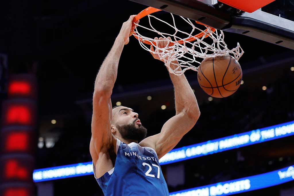 Center Minnesota Timberwolves Rudy Gobert, Selasa, 7 Mei 2024, memenangi penghargaan Pemain Bertahan Terbaik NBA 2024, menyamai rekor liga dengan menerima penghargaan tersebut untuk keempat kalinya.