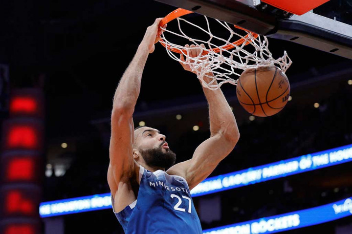 Center Minnesota Timberwolves Rudy Gobert, Selasa, 7 Mei 2024, memenangi penghargaan Pemain Bertahan Terbaik NBA 2024, menyamai rekor liga dengan menerima penghargaan tersebut untuk keempat kalinya.