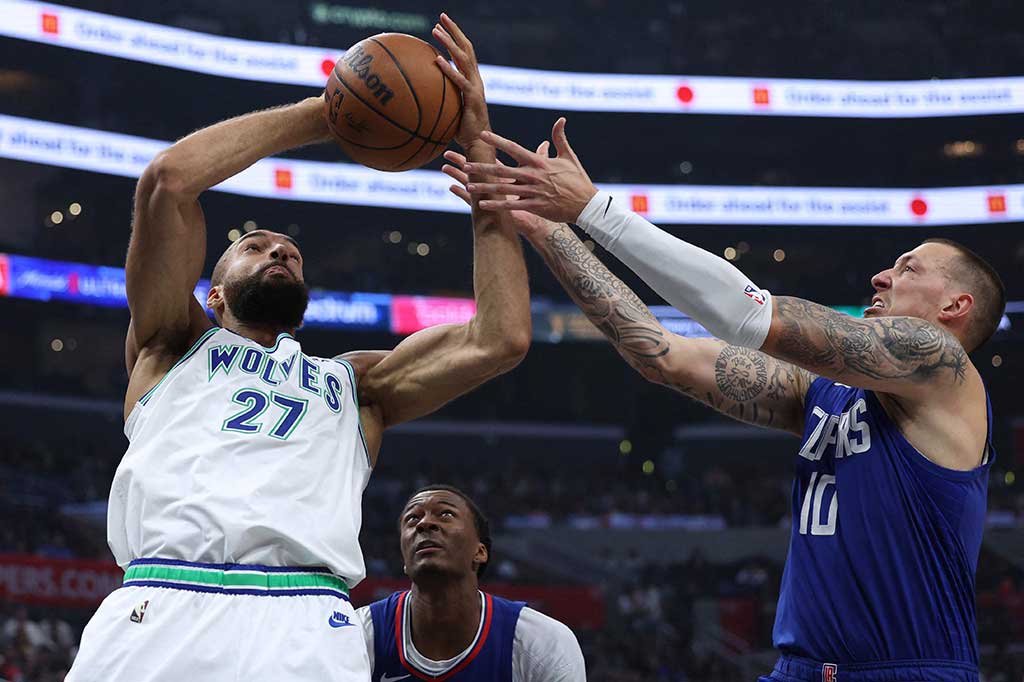 Penghargaan pemain bertahan terbaik keempat yang diterima Gobert dalam tujuh tahun terakhir membuatnya mendapat 72 suara peringkat pertama dalam pemungutan suara panel media.