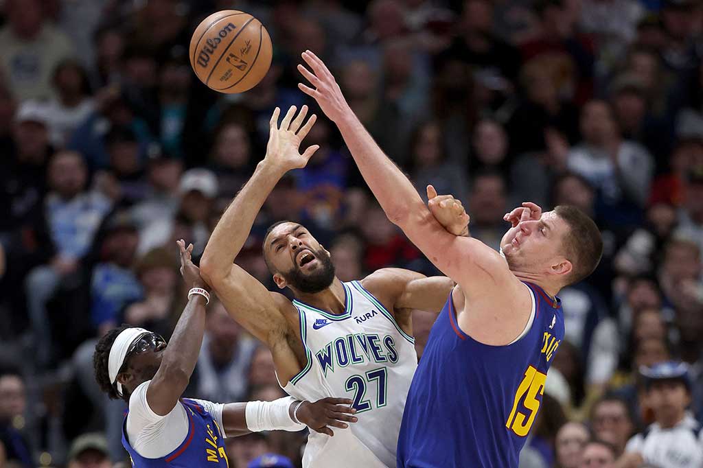 Gobert rata-rata mencetak 14,0 poin, 12,9 rebound, 2,1 tembakan yang diblok, dan 1,3 assist dalam satu pertandingan musim ini untuk Timberwolves.