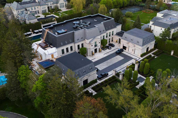 Polisi di Toronto sedang menyelidiki penembakan menjelang fajar pada 7 Mei di depan rumah milik rapper superstar Drake, yang terletak di salah satu kawasan paling ramai di Kanada. 