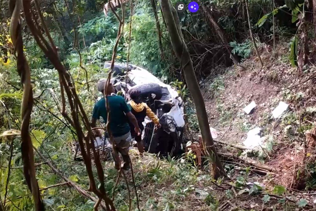 Sebuah mobil minibus jenis Pajero mengalami kecelakaan masuk ke jurang sedalam 100 meter di Cianjur, Jawa Barat, Rabu, 8 Mei 2024. Sopir mobil nahas tersebut tewas di lokasi kejadian.