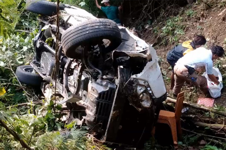 Kecelakaan diduga disebabkan sopir mengantuk hingga tidak bisa mengendalikan laju kendaraannya dalam kecepatan tinggi saat di tikungan tajam. Pajero bernopol F 1364 YH tersebut oleng ke samping kanan hingga terperosok ke dalam jurang dengan kedalaman sekitar 100 meter. 