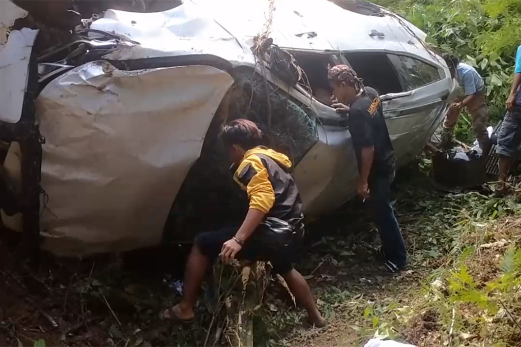 Selain menewaskan sang sopir, kondisi mobil minibus tersebut nyaris tak terbentuk.