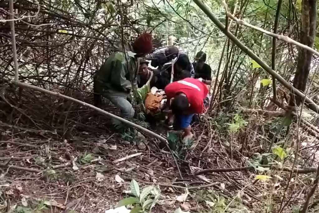 Polisi dibantu warga langsung mengevakuasi korban yang meninggal di tempat untuk dibawa ke rumah sakit terdekat.