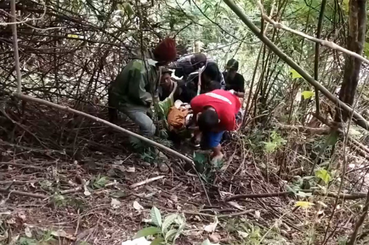 Polisi dibantu warga langsung mengevakuasi korban yang meninggal di tempat untuk dibawa ke rumah sakit terdekat.