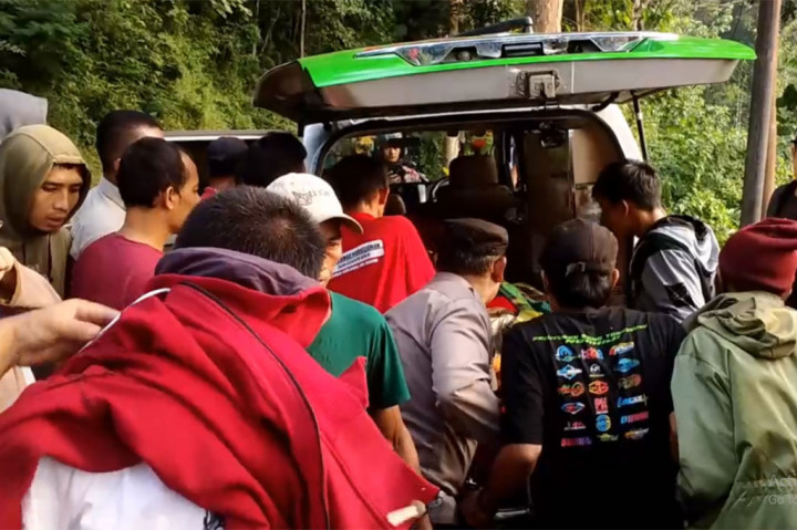 Sementara bangkai mobil diangkat menggunakan alat berat, mengingat jurang tersebut cukup dalam dan terjal.