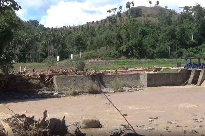 Pascabanjir bandang dan tanah longsor yang menerjang 13 kecamatan di Kabupaten Luwu, Sulawesi Selatan sejak enam hari lalu, membuat rumah warga rusak parah hingga rata dengan tanah.
