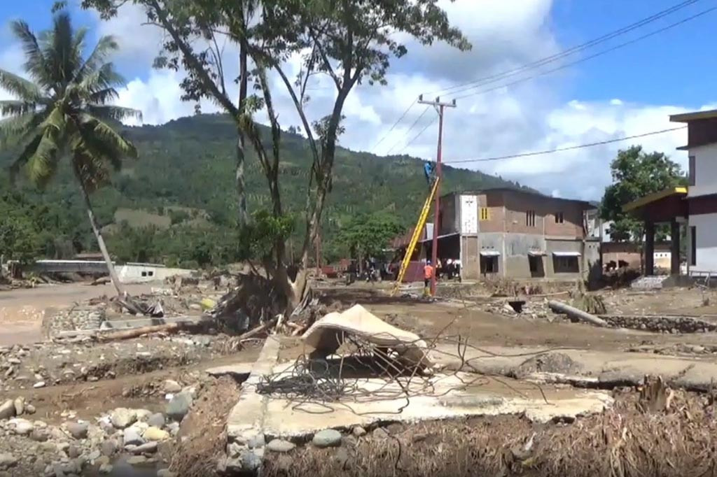 Seperti yang terjadi di Desa Bonelemo, Kecamatan Bajo Barat, Luwu, Sulsel, sedikitnya delapan rumah warga rata dengan tanah serta lima lainnya mengalami rusak parah karena sebagian bangunan roboh, serta dinding rumah jebol, disapu banjir bandang dan tanah longsor.