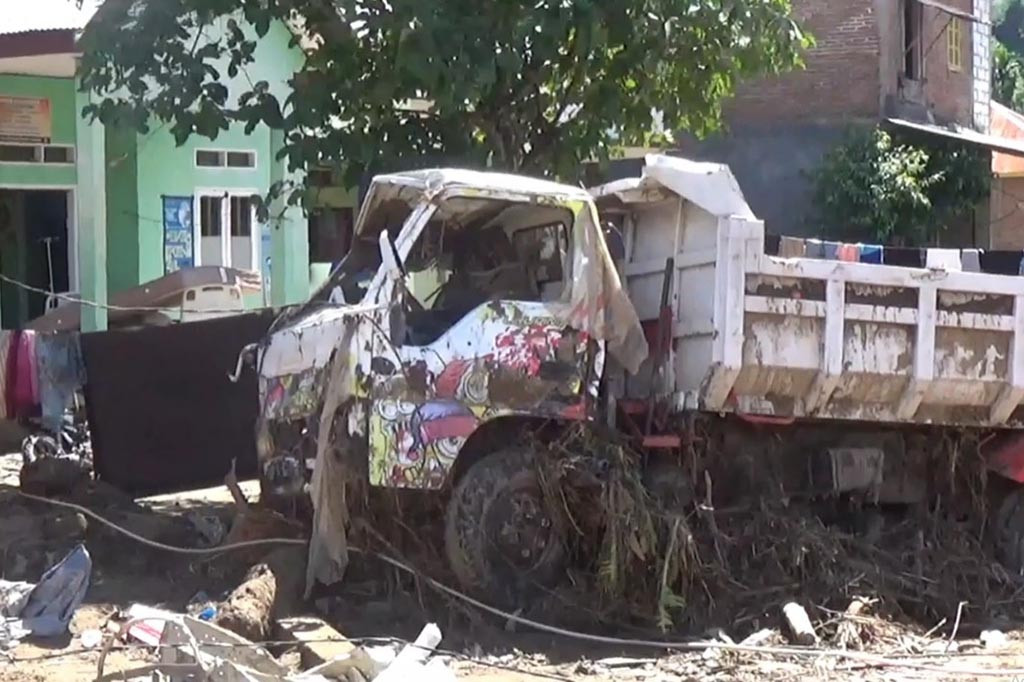 Selain rumah warga, banjir bandang di desa tersebut juga menghanyutkan dua unit alat berat excavator, serta satu unit mobil dum truk.