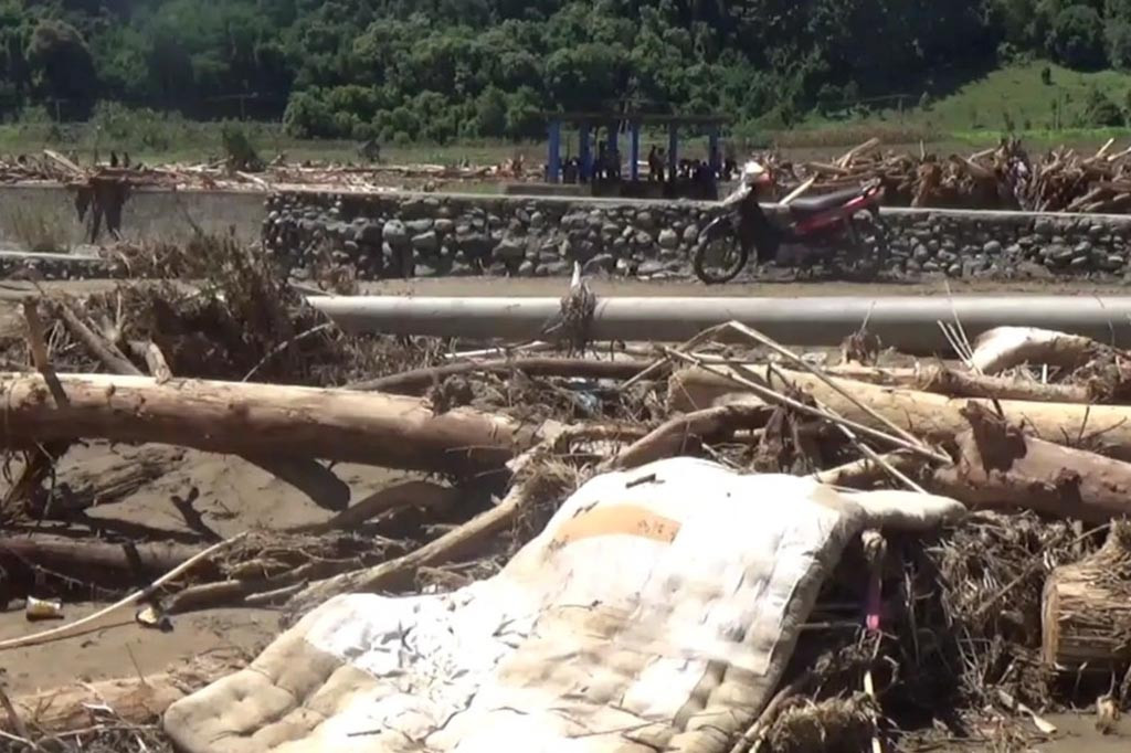 Menurut salah seorang warga korban banjir di Desa Bonelemo, Sahrun, bahwa banjir kali ini merupakan banjir terparah sepanjang beberapa tahun terakhir, bahkan banjir ini disertai lumpur, serta batang kayu besar.